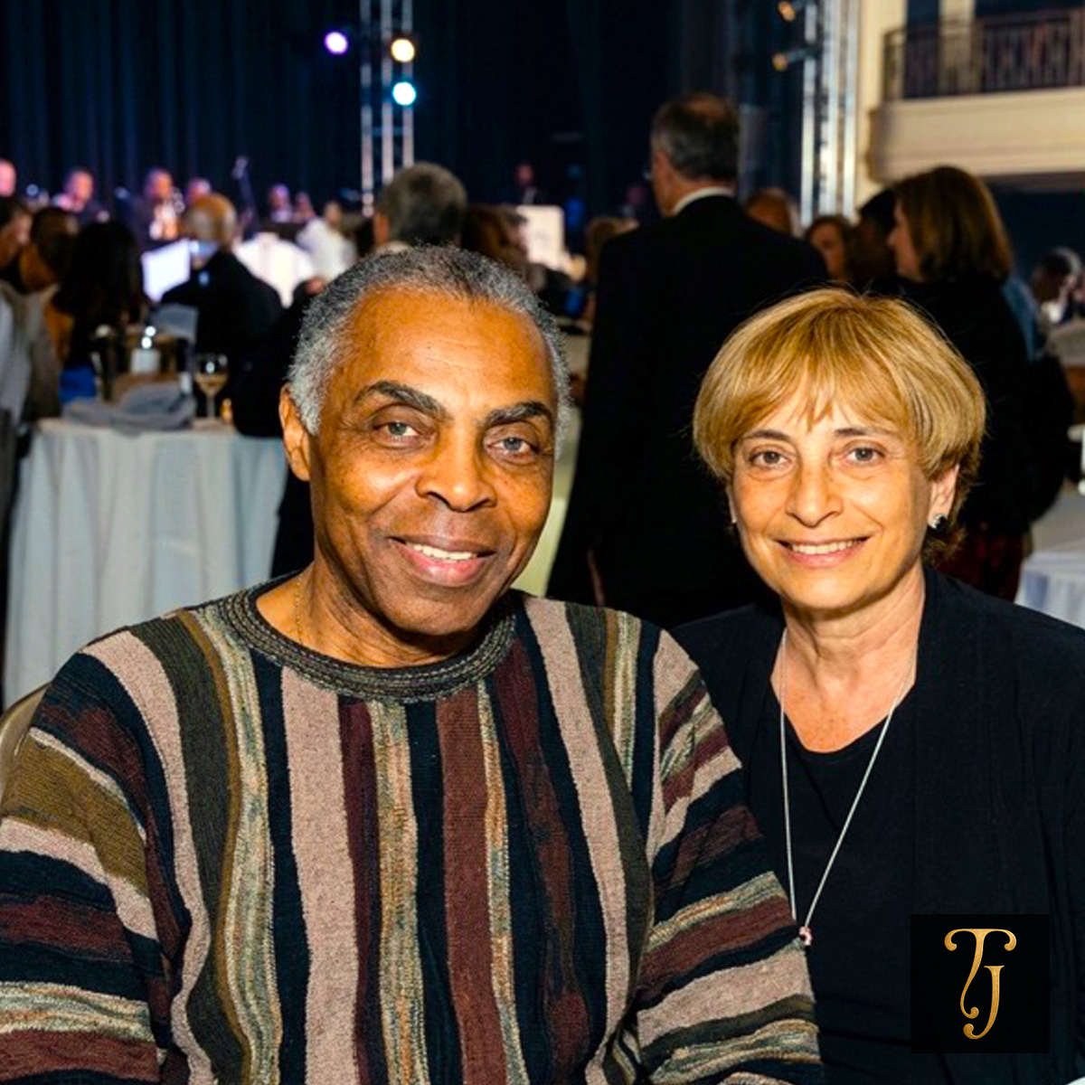 Thelma Jhones ao lado do cantor Gilberto Gil